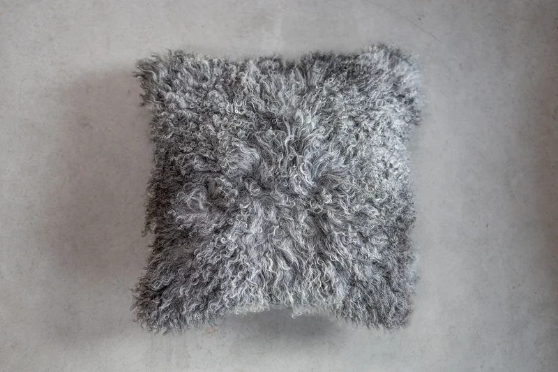 Coussin peau de mouton du Tibet gris naturel