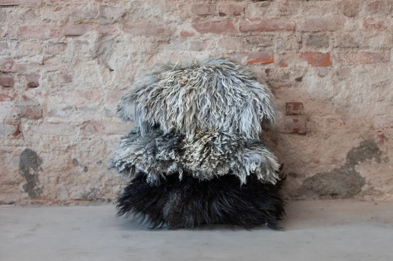 Coussin peau de mouton du Tibet gris naturel