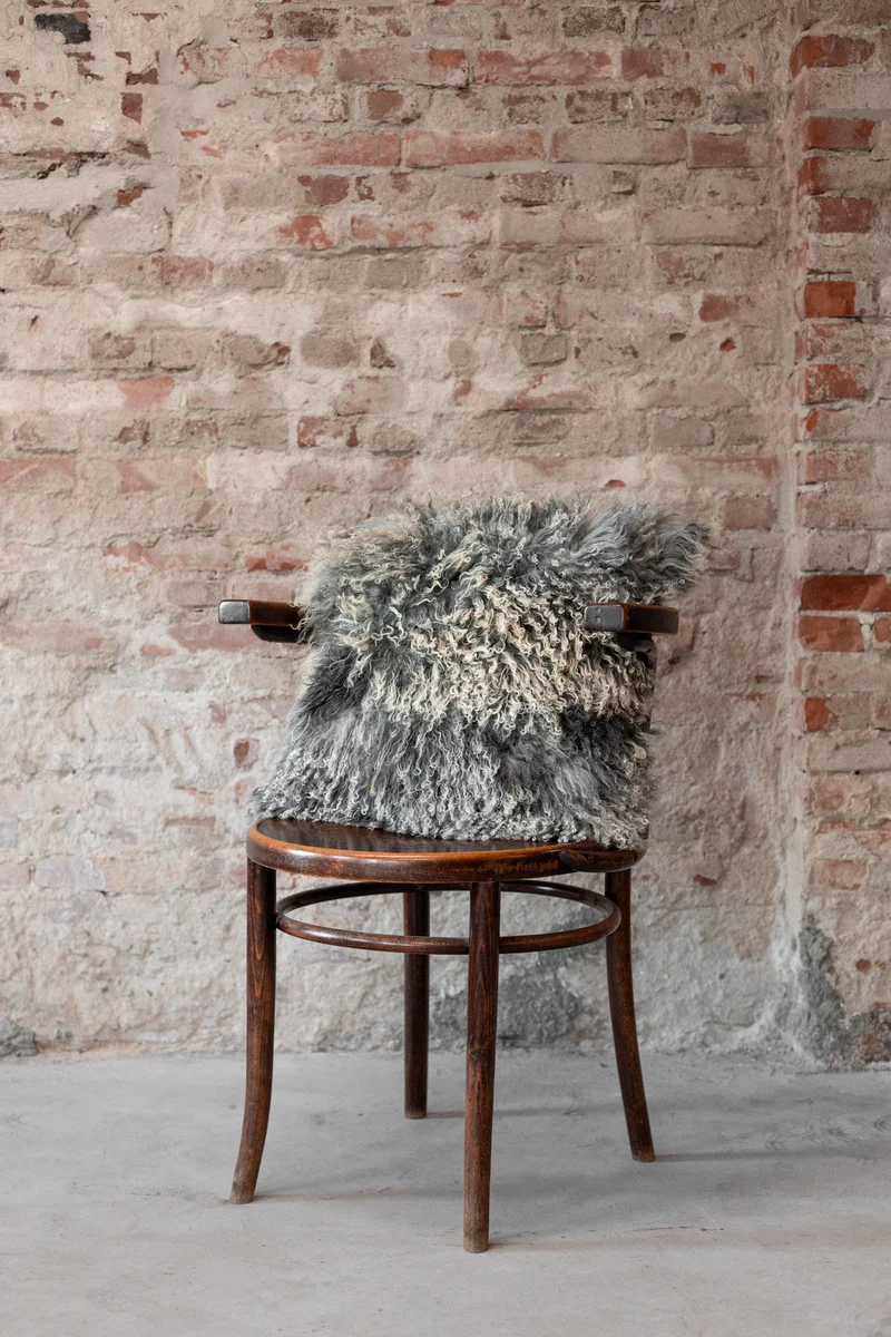 Coussin peau de mouton du Tibet gris naturel
