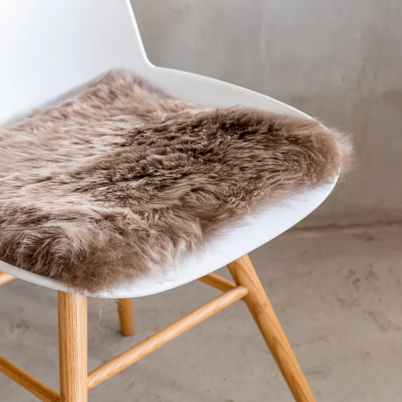 Coussin de chaise peau de mouton de Nouvelle-Zélande taupe