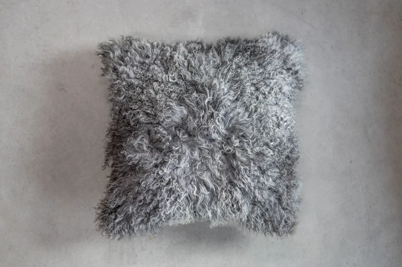 Housse de coussin en fourrure de mouton tibétain gris naturel