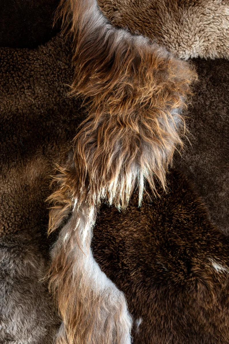 Coussin patchwork peau de mouton brun