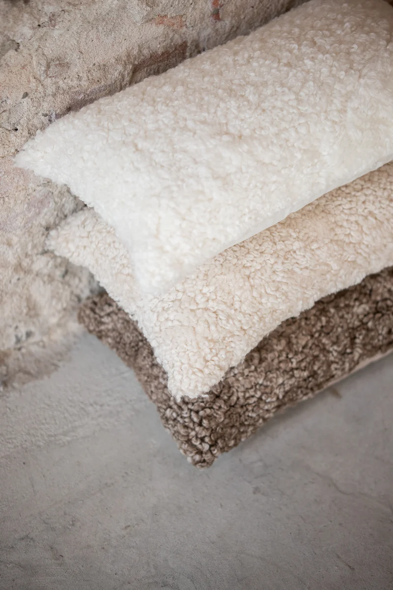 Coussin peau de mouton bouclée sahara