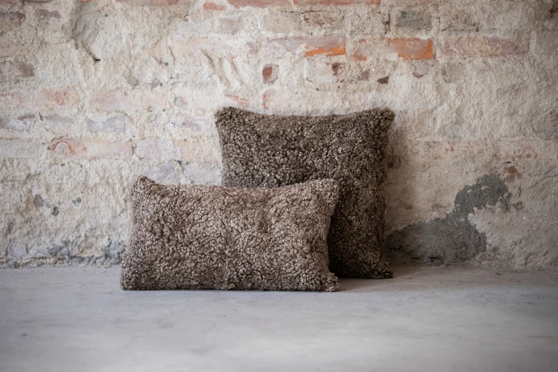 Coussin peau de mouton bouclée sahara