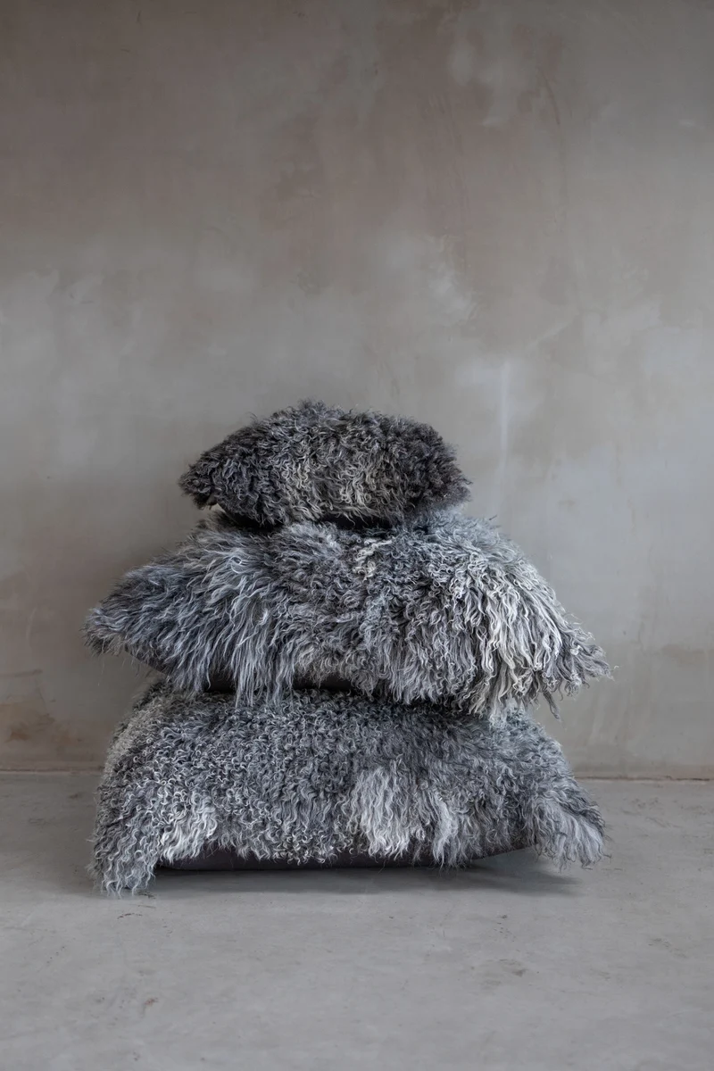 Coussin de sol peau de mouton du Tibet gris naturel