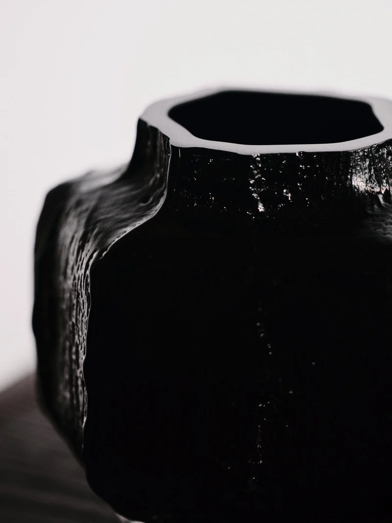 Mokuri Vase - Small - Black
