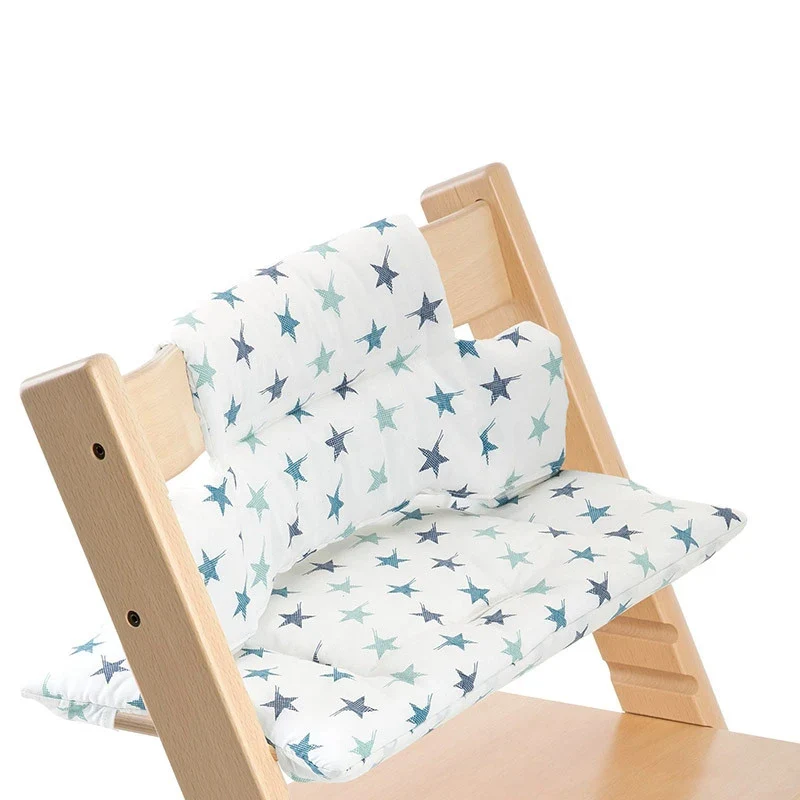 Coussin chaise haute bébé en bois avec étoiles