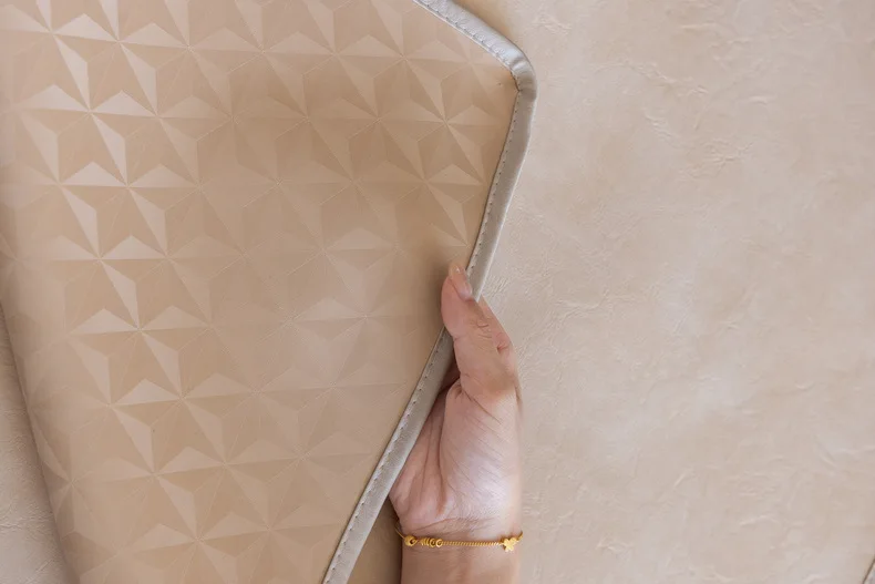 LineProtect™ – Protège Canapé Design Imperméable & Antidérapant en Simili Cuir
