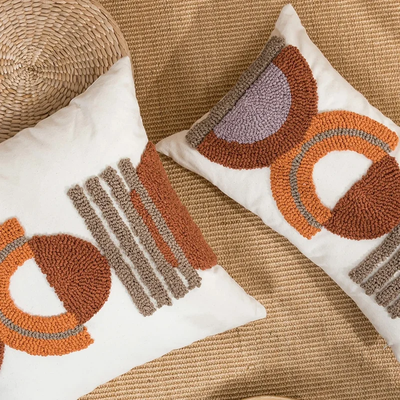 Housse coussin design pour canapé avec broderie