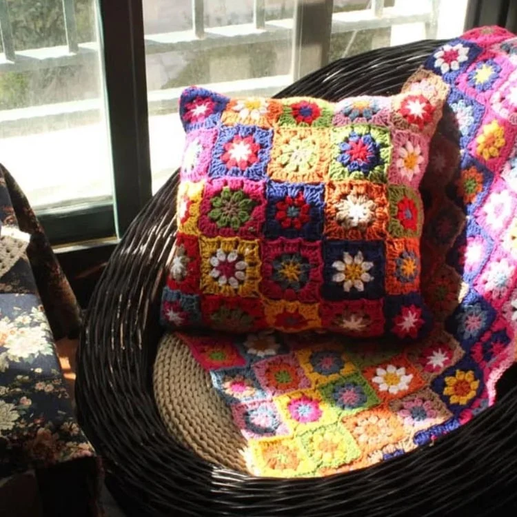Coussin au crochet multicolore avec motifs de fleurs brodés