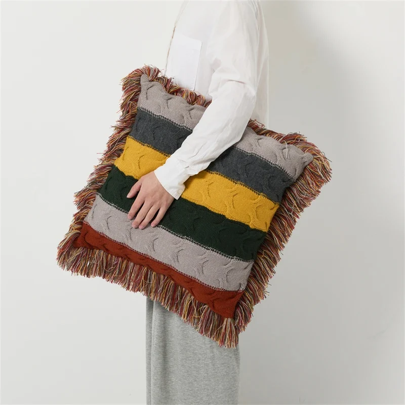 Coussin boheme crochet multicolore à franges