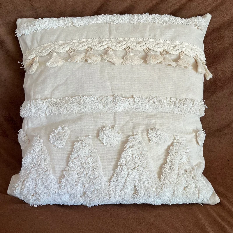 Coussin boheme blanc avec cercles brodés