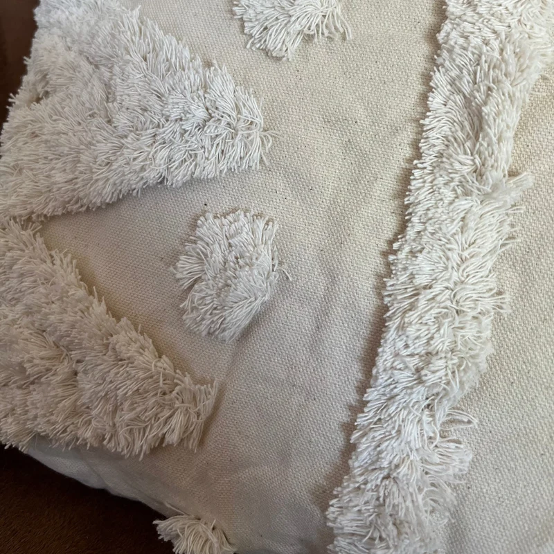 Coussin boheme blanc avec cercles brodés