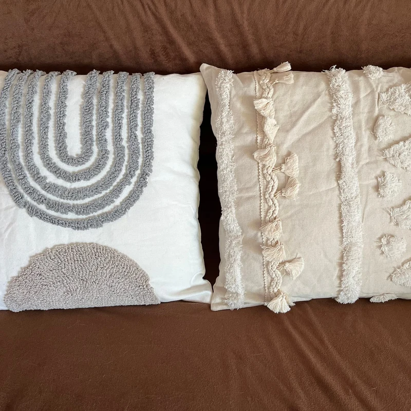 Coussin boheme blanc avec cercles brodés