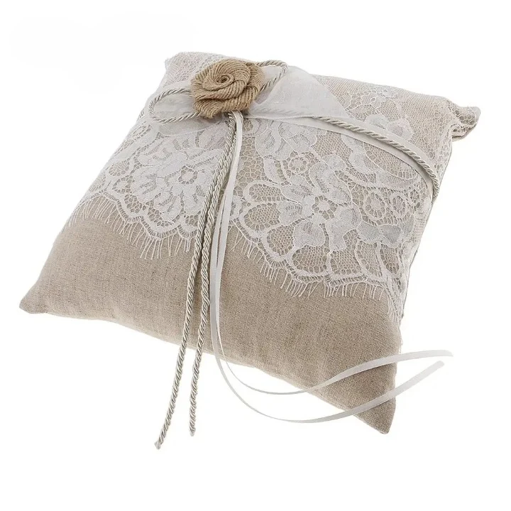 Coussin brodé mariage en dentelle