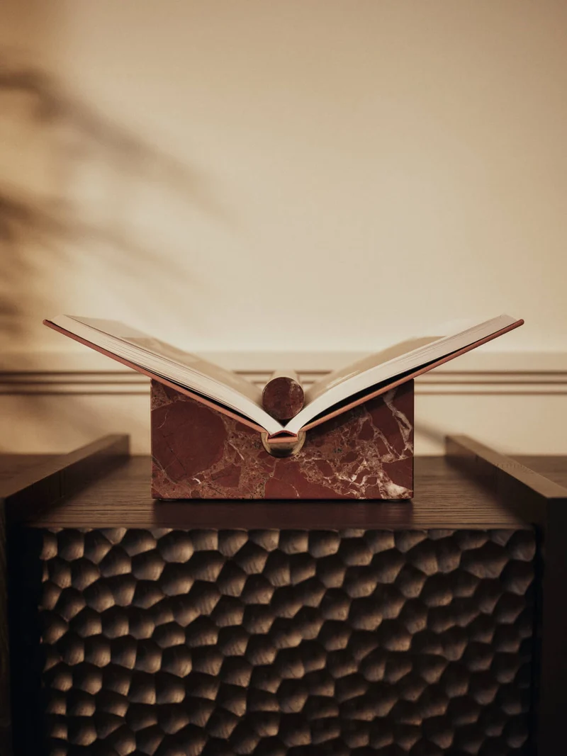 Tvara Book Stand - Rosso Levanto