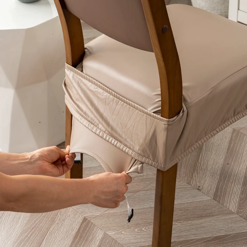 Housse pour assise siège de chaise simili cuir imperméable avec attaches anti glisse