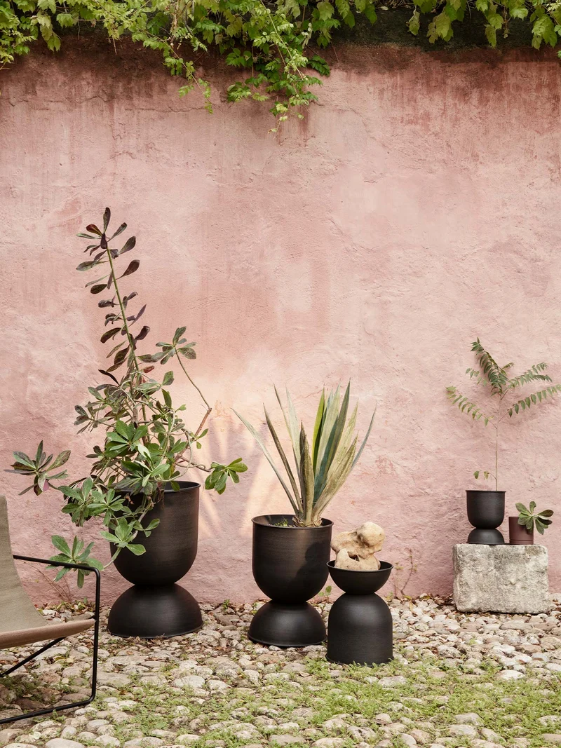 Hourglass Pot - Medium - Black