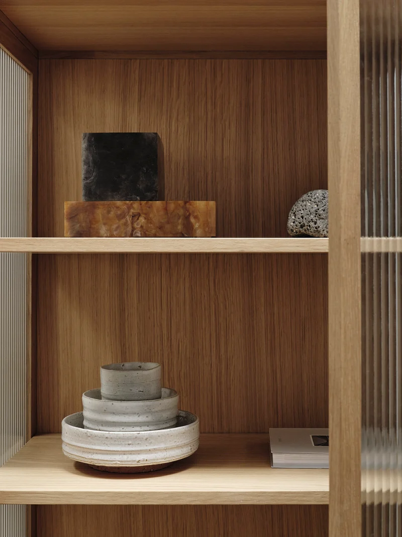 Reed Vitrine - Natural Oak