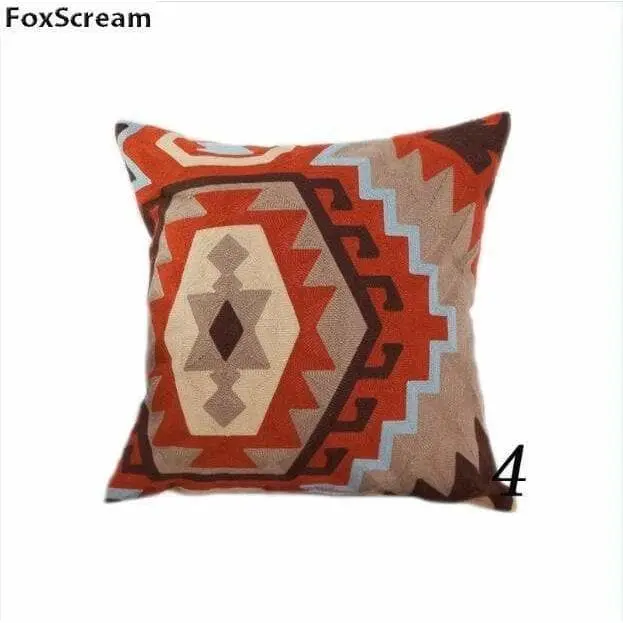 Housse de coussin brodée géométrique