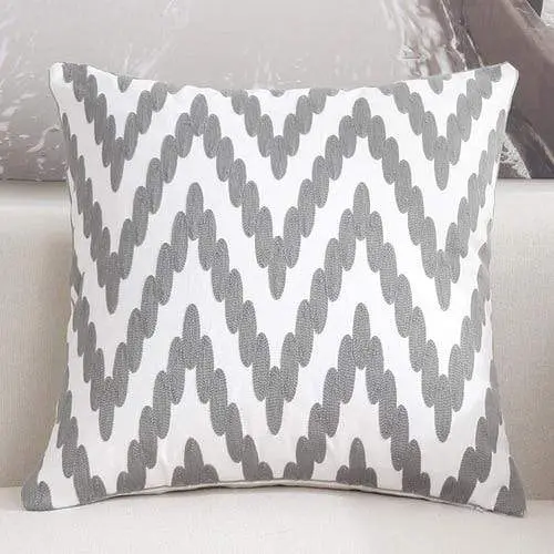 Housse de coussin brodée géométrique