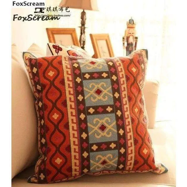 Housse de coussin brodée géométrique