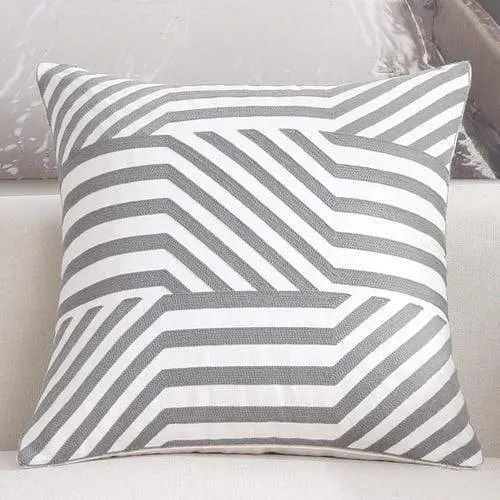Housse de coussin brodée géométrique