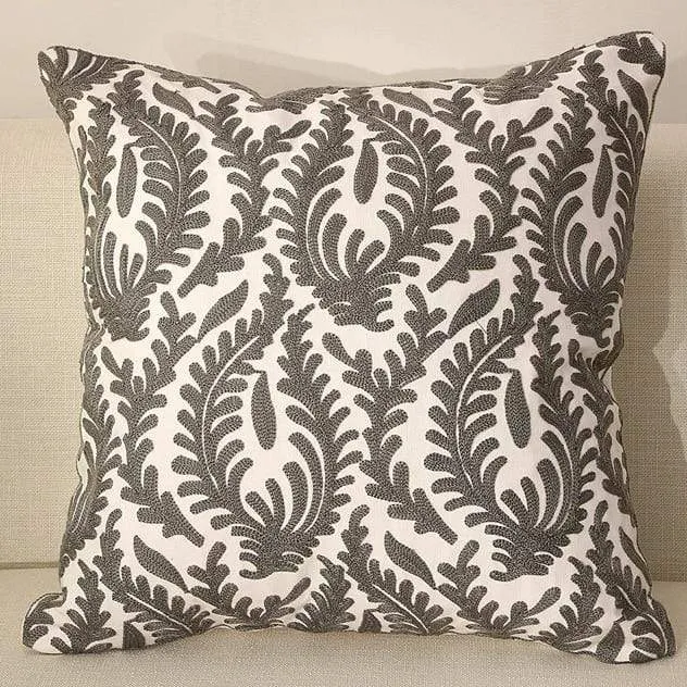 Housse de coussin brodée géométrique