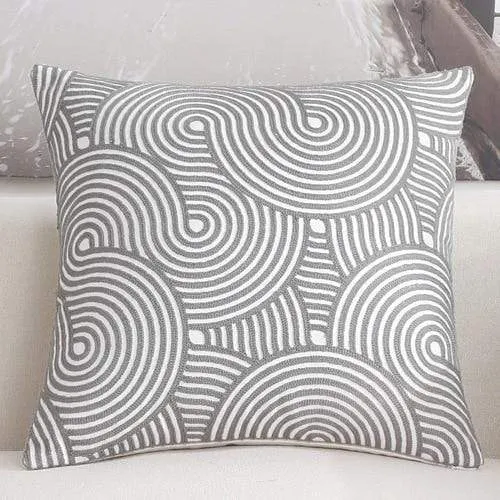 Housse de coussin brodée géométrique