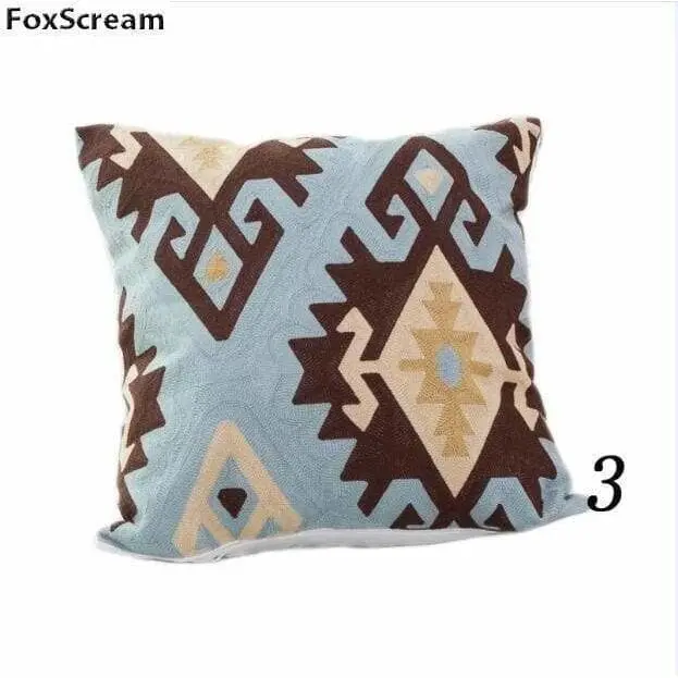 Housse de coussin brodée géométrique