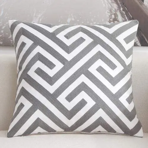 Housse de coussin brodée géométrique