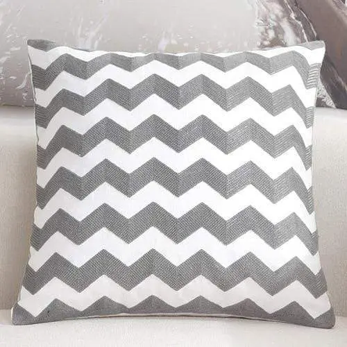 Housse de coussin brodée géométrique