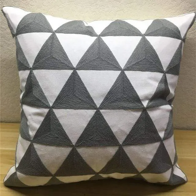 Housse de coussin brodée géométrique